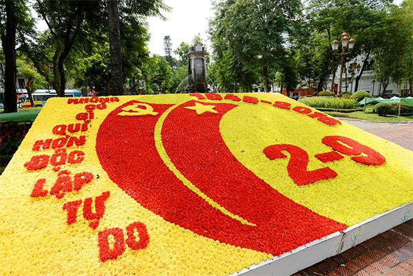 Hà Nội rực rỡ cờ, hoa Tết Độc lập